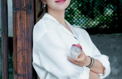 阿雅亮相燕之屋官方直播间，分享“自在”滋养学