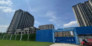 温州地产商身陷囹圄近4年：亲属质疑案件“久拖不决”，法院回应“正在办理”